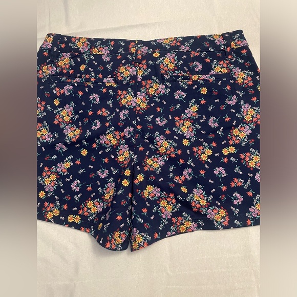 St. John’s Bay Women’s Mid Rise Short Size 12 5” Inseam Navy Floral. New w tag - Picture 2 of 8